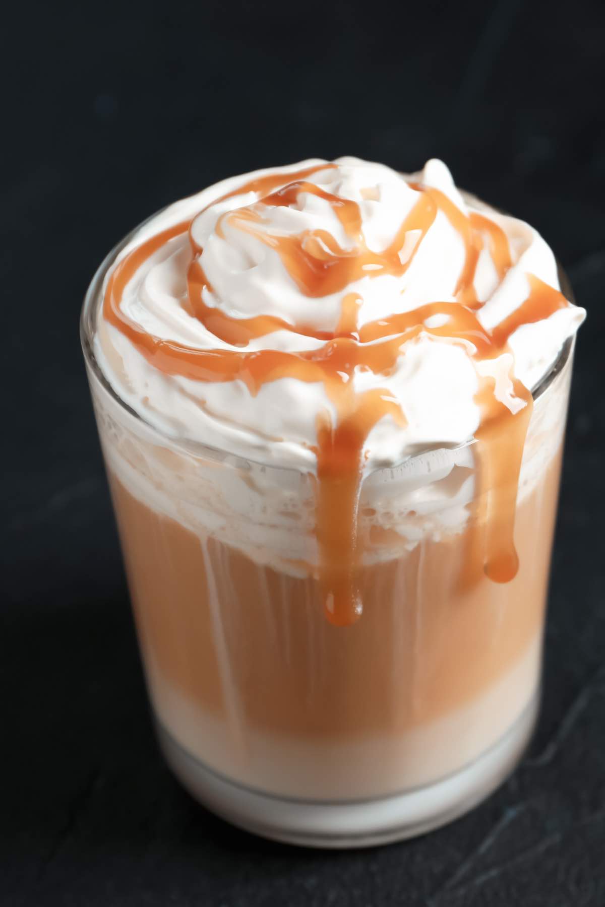 McDonald's Frappe ist cremig, schokoladig, mit der Schlagsahne oben, beträufelt mit mehr Karamell oder Schokoladensauce. Dieses Blended-Ice-Nachahmergetränk hat einen Hauch von Kaffee, perfekt, um Sie an heißen Sommertagen abzukühlen. Außerdem gibt es 3 verschiedene Geschmacksrichtungen, die Sie ausprobieren können: Karamell, Mokka oder Schokoladenstückchen.