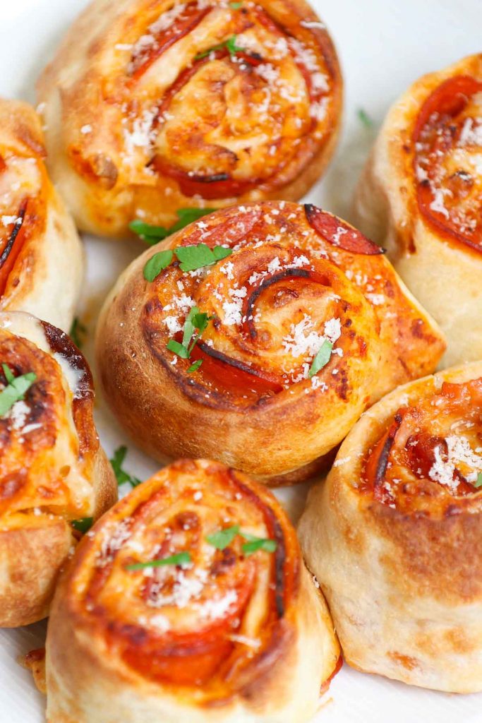 These Air Fryer Pizza Rolls have delicious pepperoni and mozzarella cheese packed in pizza pockets – an instant crowd-pleaser great for appetizer or snack. You can easily make these bite-sized mini pizzas at home from scratch in under 10 minutes. We’ve also included instructions on how to air fry frozen pizza puffs straight from the freezer.