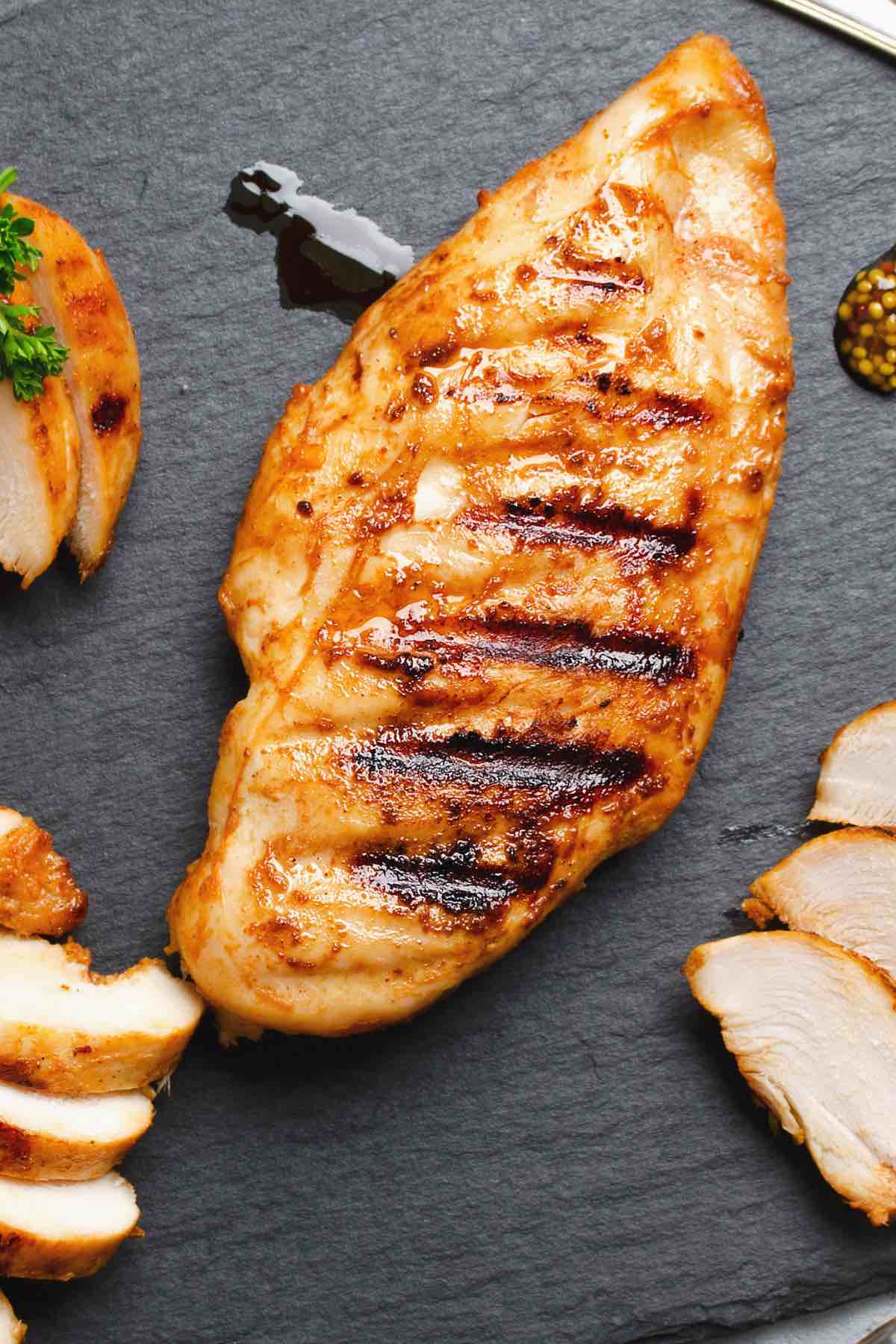  Lors de la préparation d'un barbecue d'été, vous savez que les délicieux accompagnements feront passer votre expérience de grillade au niveau supérieur. Nous avons rassemblé 18 meilleurs côtés faciles pour le poulet grillé ou les steaks! Des côtés sains comme les salades aux plats traditionnels comme les frites, nous avons ajouté quelques choix que vous n'auriez jamais imaginés. 