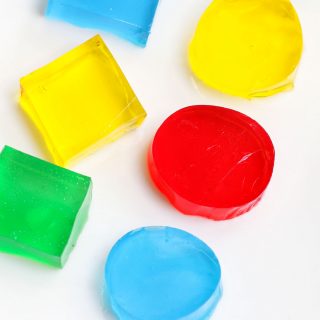 Jello Jigglers er morsomme, fruktige og fargerike! Det kunne ikke vært enklere å gjøre disse jiggly snacks med bare 3 enkle ingredienser og cookie cutters. Jeg vil dele med deg triksene for Å få dem perfekt HVER GANG. Det er også mange måter å tilpasse denne oppskriften på: gjør det sukkerfritt, med alkohol, eplejuice eller lagdelte jello jigglers.