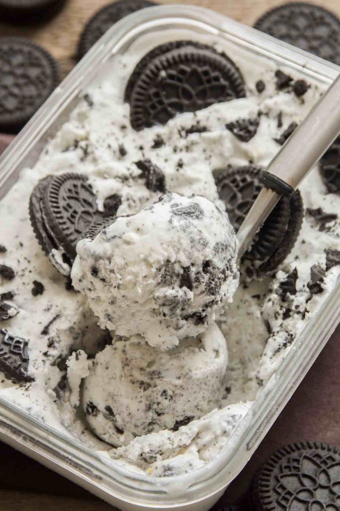 Desserts made with Oreos are impossible to resist! You can make them with or without cream cheese. From Oreo Cheesecake to No Bake Oreo Balls, we've rounded up the very best Oreo Desserts that are well worth the indulgence! Oreo = OH MY!