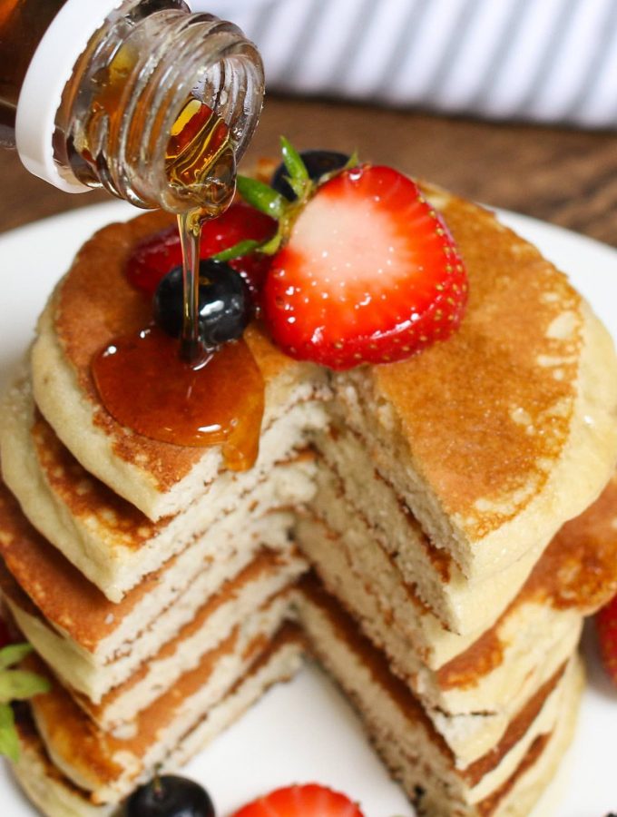 From maple syrup and whipped cream to healthy fruit and fruit sauces, here are the top 10 Best Pancake Toppings to prepare for your next morning fiesta.