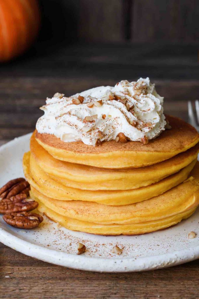 From maple syrup and whipped cream to healthy fruit and fruit sauces, here are the top 10 Best Pancake Toppings to prepare for your next morning fiesta.