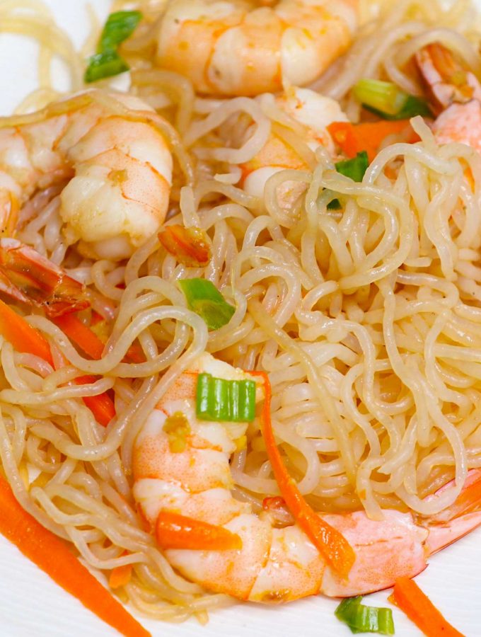 Have you had Miracle Noodles yet? Also called shirataki noodles, they’re a plant-based, grain-free pasta and rice alternative you’ve got to try! If you want all of the flavors with fewer calories and carbs, you’re going to love all these easy miracle noodle recipes. Whether you’re keto, paleo, vegan, or gluten-free, you can enjoy this product guilt-free.