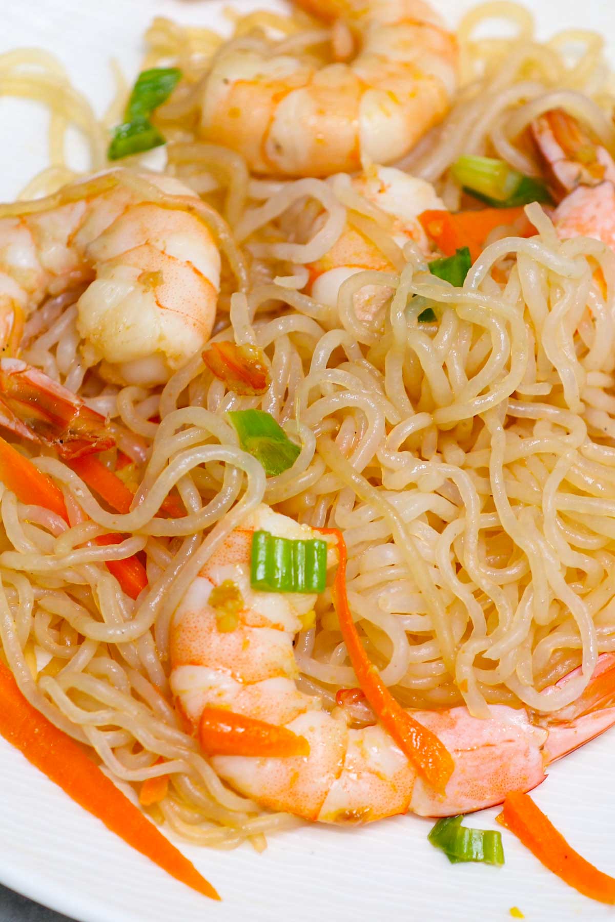 Have you had Miracle Noodles yet? Also called shirataki noodles, they’re a plant-based, grain-free pasta and rice alternative you’ve got to try! If you want all of the flavors with fewer calories and carbs, you’re going to love all these easy miracle noodle recipes. Whether you’re keto, paleo, vegan, or gluten-free, you can enjoy this product guilt-free.