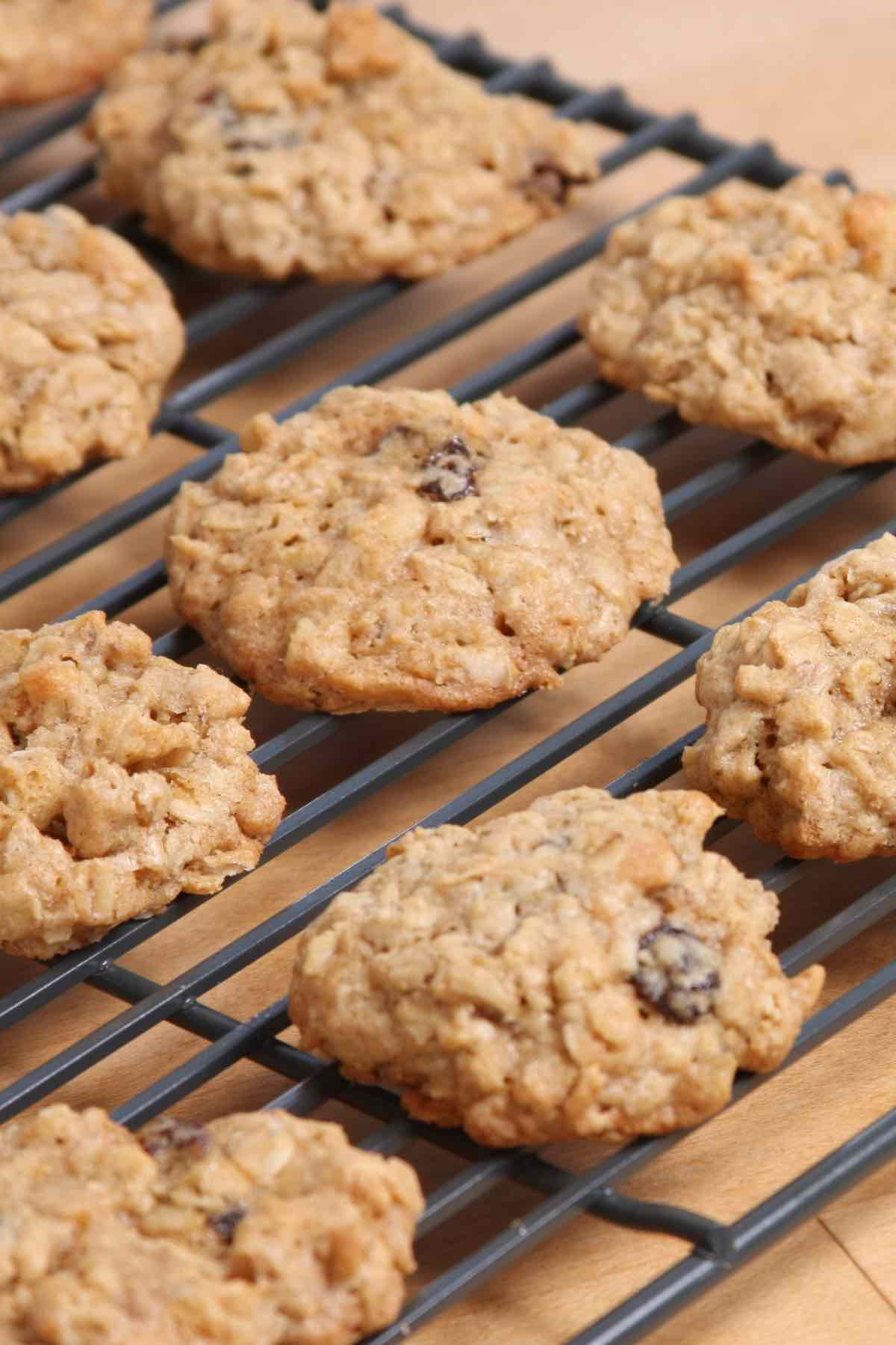 Soft and Chewy Quaker Oatmeal Cookies (Easy Oats Oatmeal Raisin Cookies ...