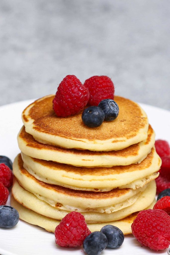These easy-to-iron cakes (grilled pancakes) are light and fluffy, a classic breakfast food that requires some simple ingredients. This recipe provides step-by-step instructions for cooking the dough on an electric griddle. You can serve them with maple syrup, jam or fruit for a delicious meal!