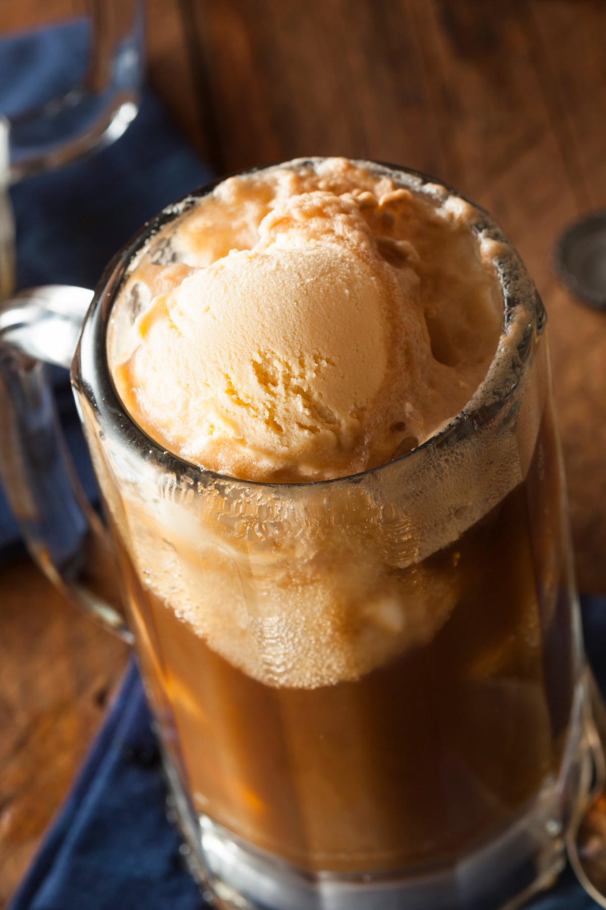 The Ice Cream Float is a classic American drink that takes us right back to the fifties. You won’t believe how easy it is to make your very own coke float at home, with just a few simple ingredients! During the summertime, there’s nothing better than a cold, creamy treat to keep you cool.