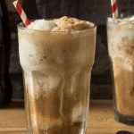 The Ice Cream Float is a classic American drink that takes us right back to the fifties. You won’t believe how easy it is to make your very own coke float at home, with just a few simple ingredients! During the summertime, there’s nothing better than a cold, creamy treat to keep you cool.