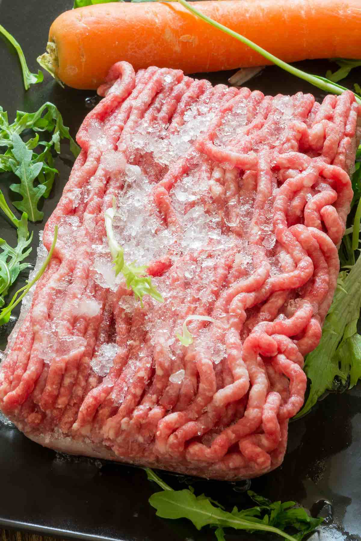 It’s almost dinner time, and your ground beef is still in the freezer. Before you can get cooking, the beef has to be completely defrosted. Raw meat has to be thawed safely, to prevent the growth of harmful bacteria. We’ll share with you 4 safe and easy ways to defrost frozen ground beef.