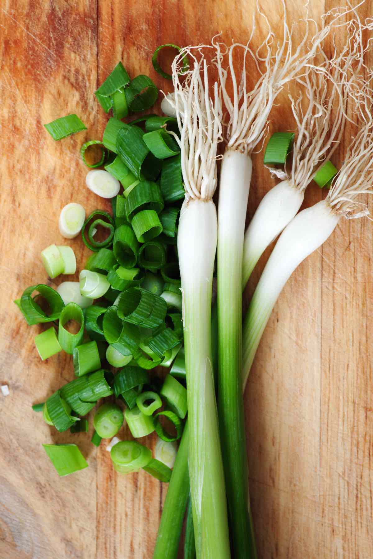 Depending on how you’re using your green onions, they can be cut into varying lengths and shapes. Here’s a simple, step-by-step guide to cutting green onions.