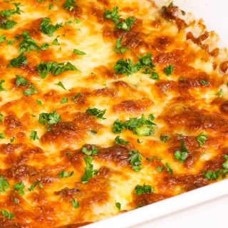 Scalloped Potatoes are loaded with tender potatoes, layered with ham and cheese and smothered in a rich and creamy sauce. It’s one of my favorite potato side dishes.