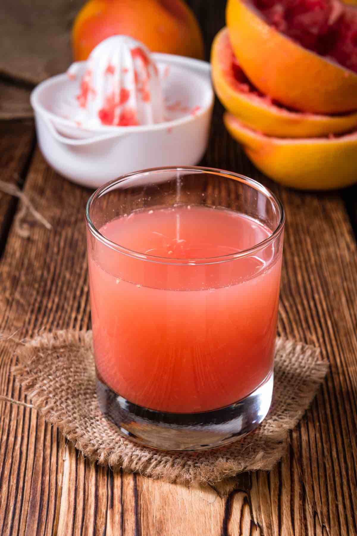 Grapefruit Juice (Recipe & Benefits of Grapefruit) - IzzyCooking