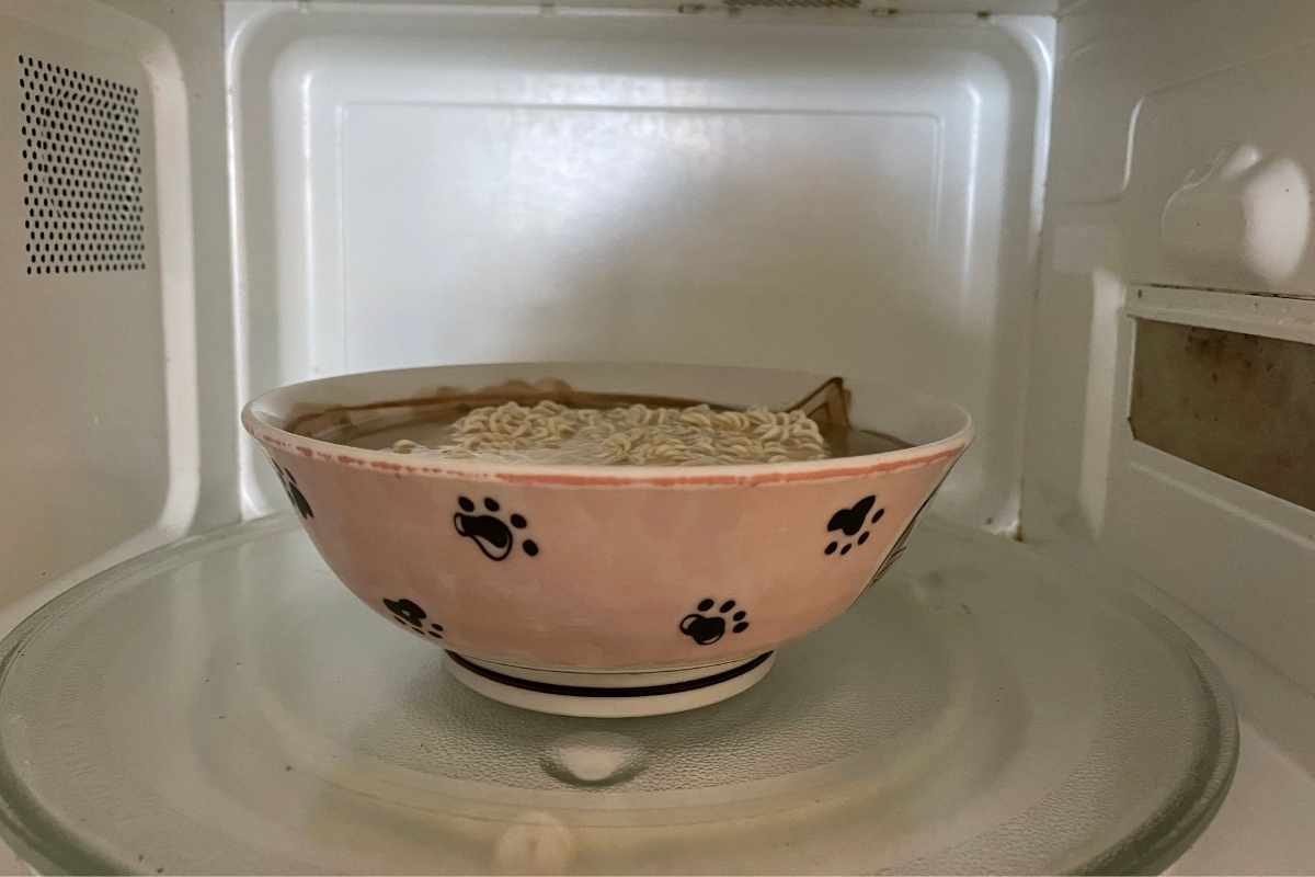 How to Microwave Ramen (Best Instant Ramen Noodles Recipe) IzzyCooking