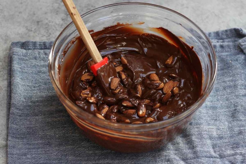 Mix chocolate with almonds