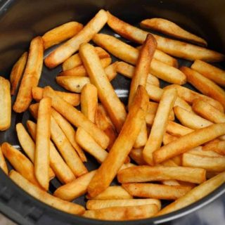 French fries are a tasty treat that just about everyone loves. They’re delicious with burgers, sandwiches, battered fish, and on their own! But what if you have leftover French fries? What’s the best way to reheat them? We’ll share with you 3 best ways to reheat leftover fries.