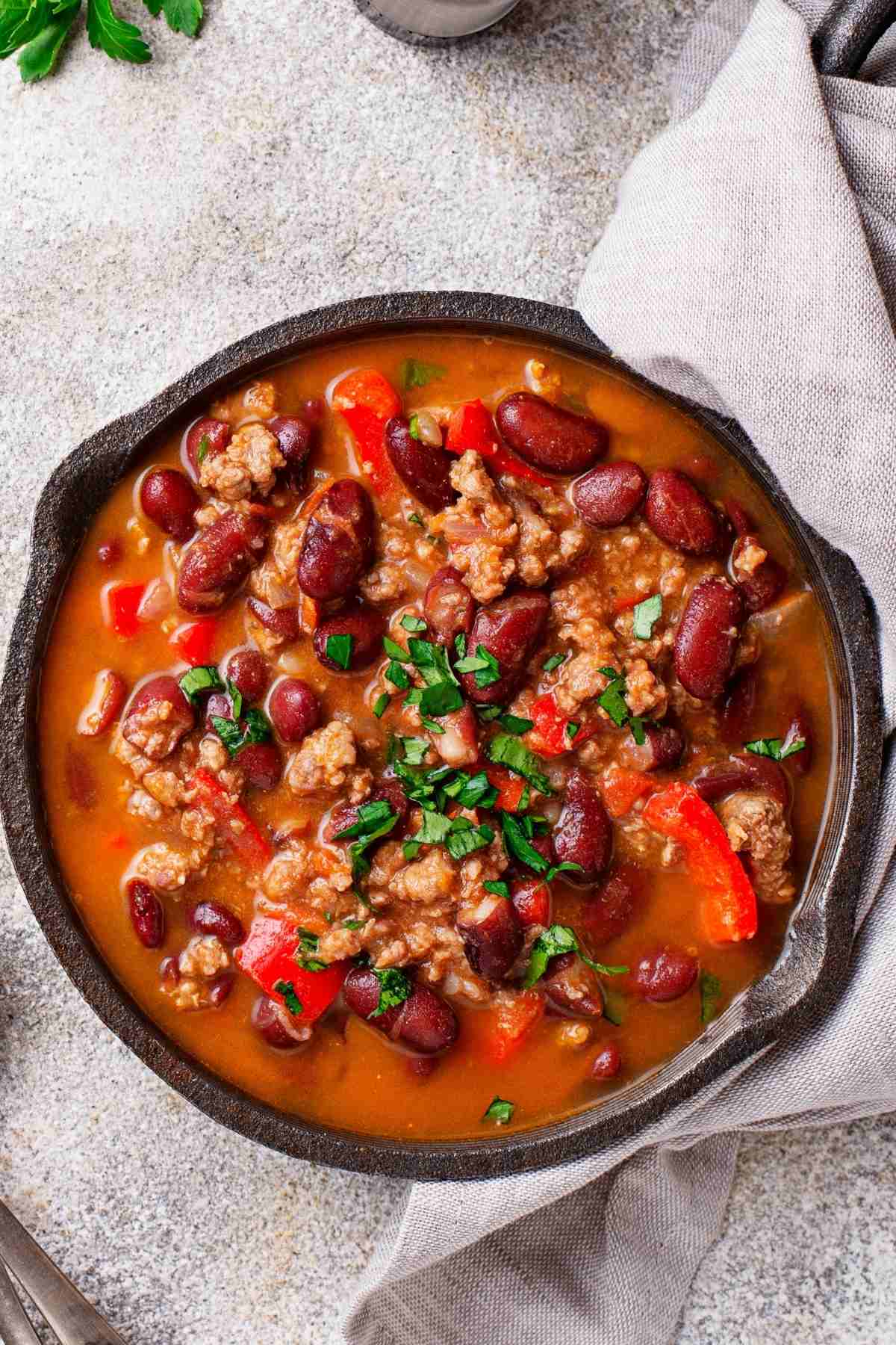 Chili is one of those comforting meals that everyone loves. As it continues to grow in popularity, so does the range of ingredients used to make it! This article explores the Best Beans for Chili, including canned chili beans and dried beans.