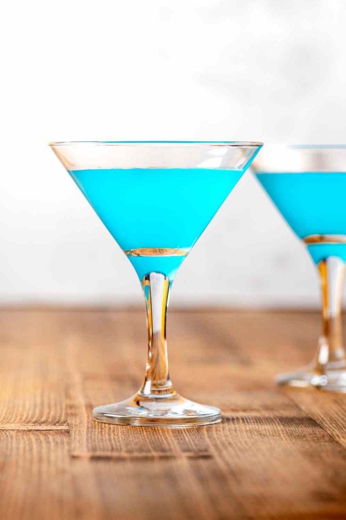 This may just be the coolest cocktail you’ve ever made! The Hypnotic Cocktail is just as electrifying as it appears. Its fun, bright color stands out on a drink menu, making it a popular choice at restaurants and bars. Now, you can recreate this Hpnotiq drink at home for your next bachelor party or games night.