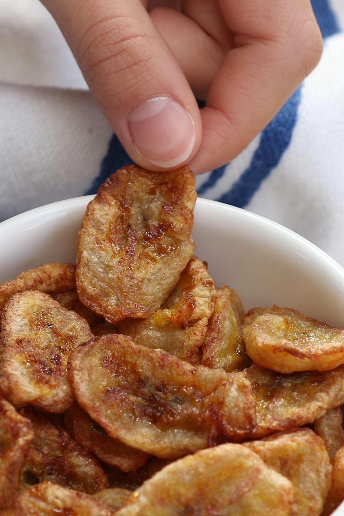 When prepared in the air fryer, homemade banana chips are a guilt-free, healthy, low-calorie snack made with simple ingredients. In this post, you’ll learn how to dehydrate bananas in an air fryer.