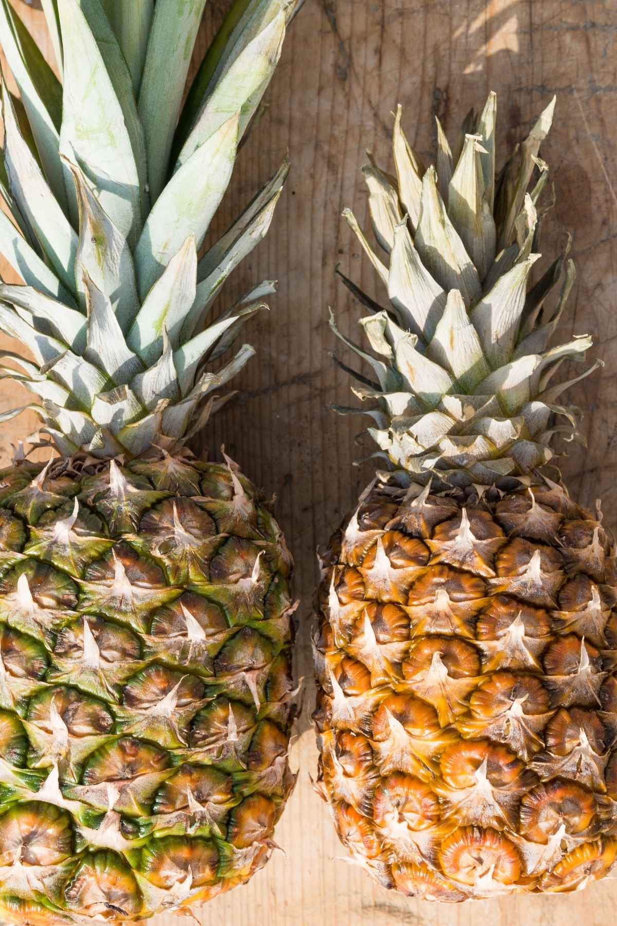 How to Tell if a Pineapple is Ripe (5 Easy Ways How to Ripen a Pineapple)