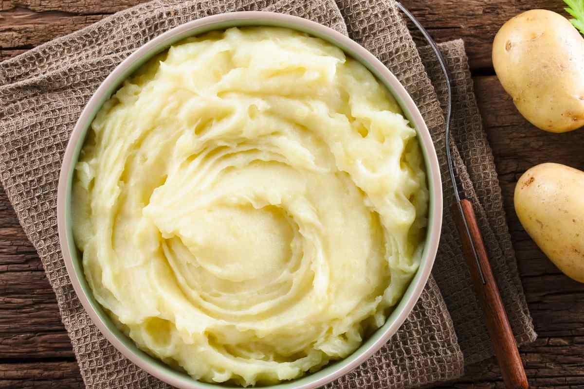 How to Thicken Mashed Potatoes Like a Pro (8 Best Ways) - IzzyCooking
