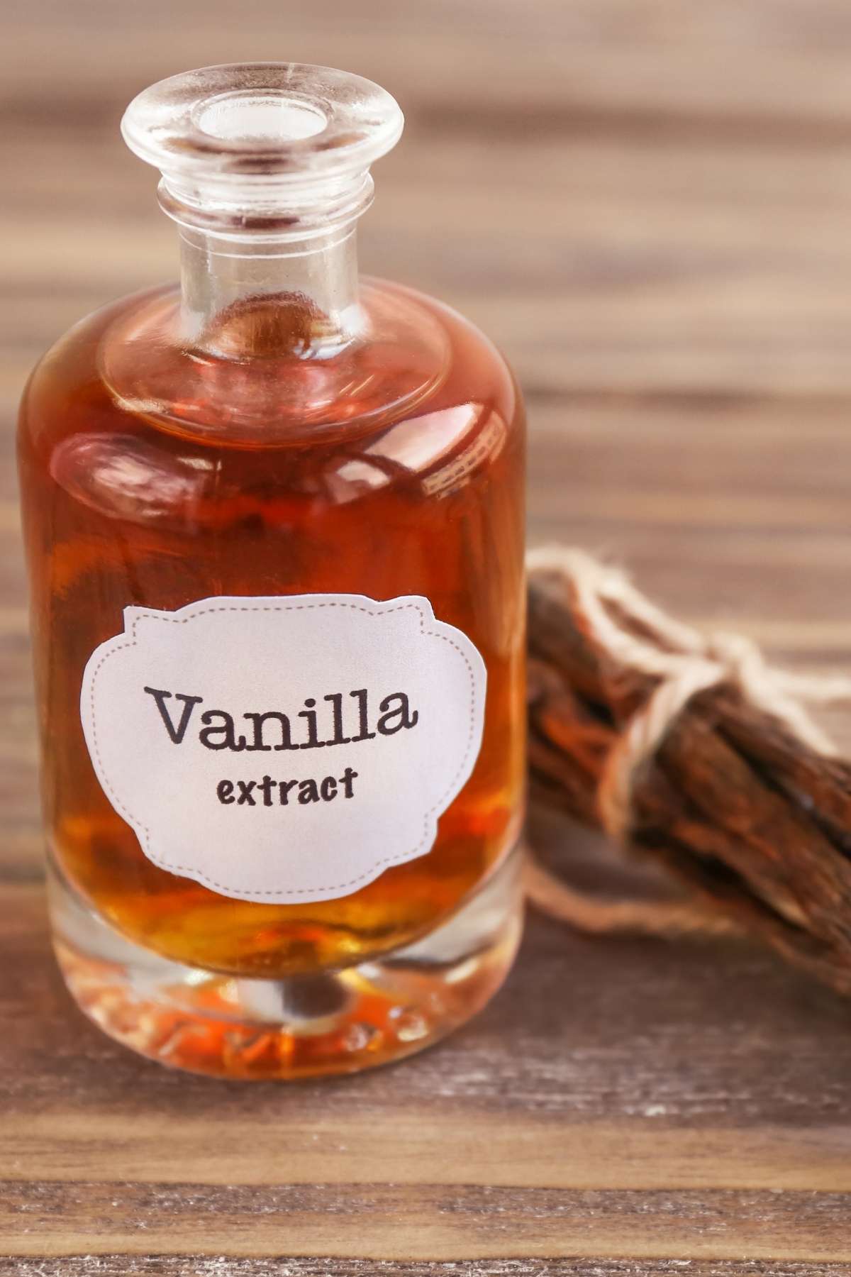 What happens when you don’t have any on hand? Don’t let that stop you! There are so many different ways to enhance the flavor of your baked goods even without vanilla. Below you’ll find 6 best vanilla extract substitutes.