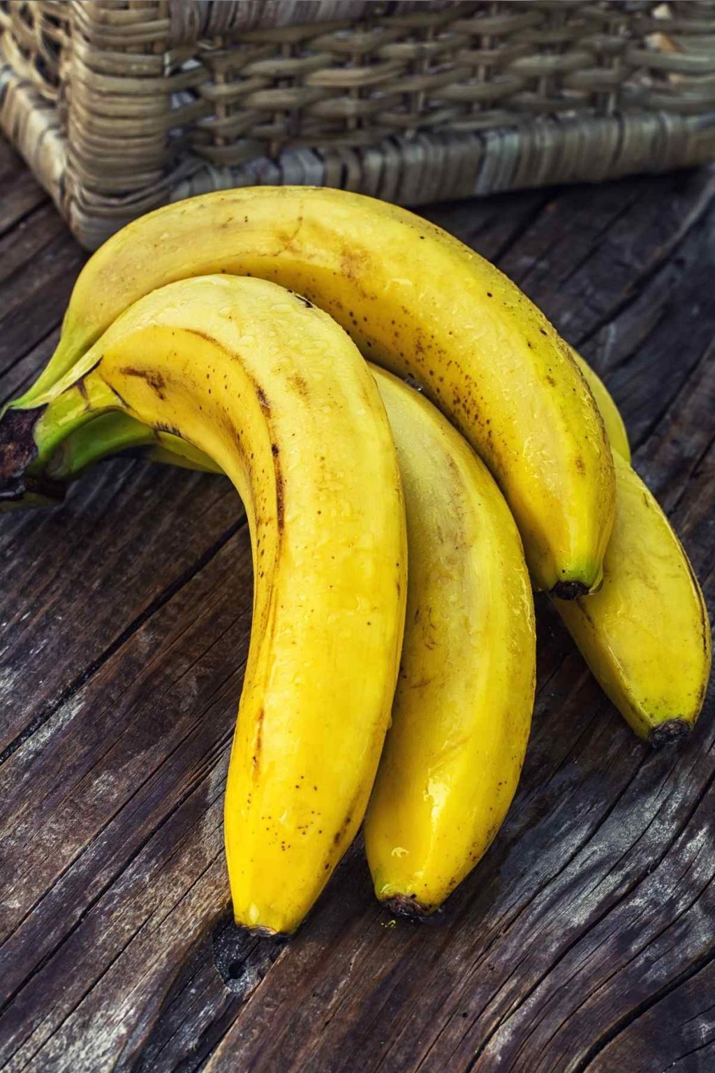 How Many Carbs In A Banana? - IzzyCooking