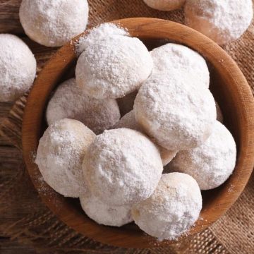 Italian Cookies are sweet, delicious, and irresistible! From crisp biscotti to soft ricotta cookies, there are lots of sweet treats to indulge in.