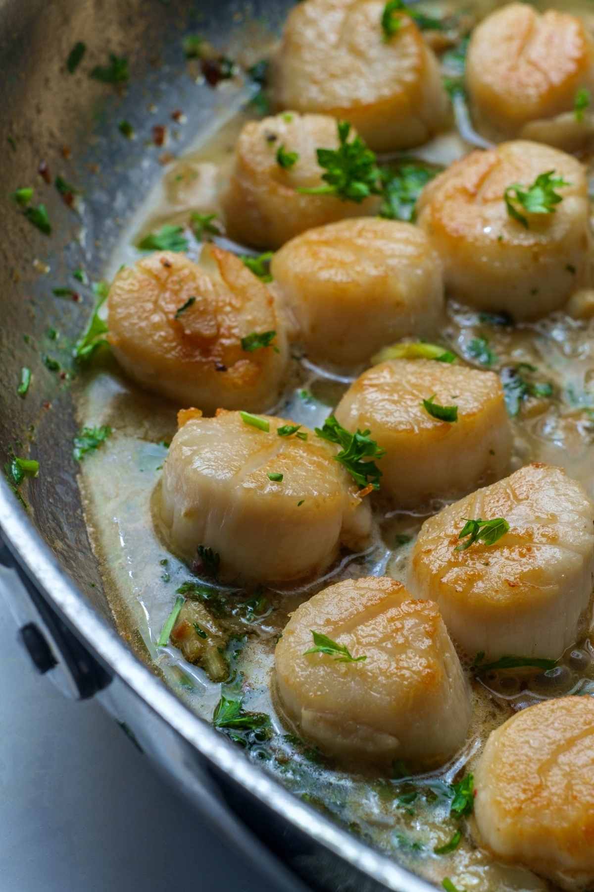 The key to delicious scallops is ensuring they’re not overcooked. Perfectly cooked scallops are sweet and succulent but when overcooked, scallops become dry and rubbery. In this post, we’re sharing some tips on the right scallop temperature and how to cook them so that they’re sweet, tender, and delicious every time. 