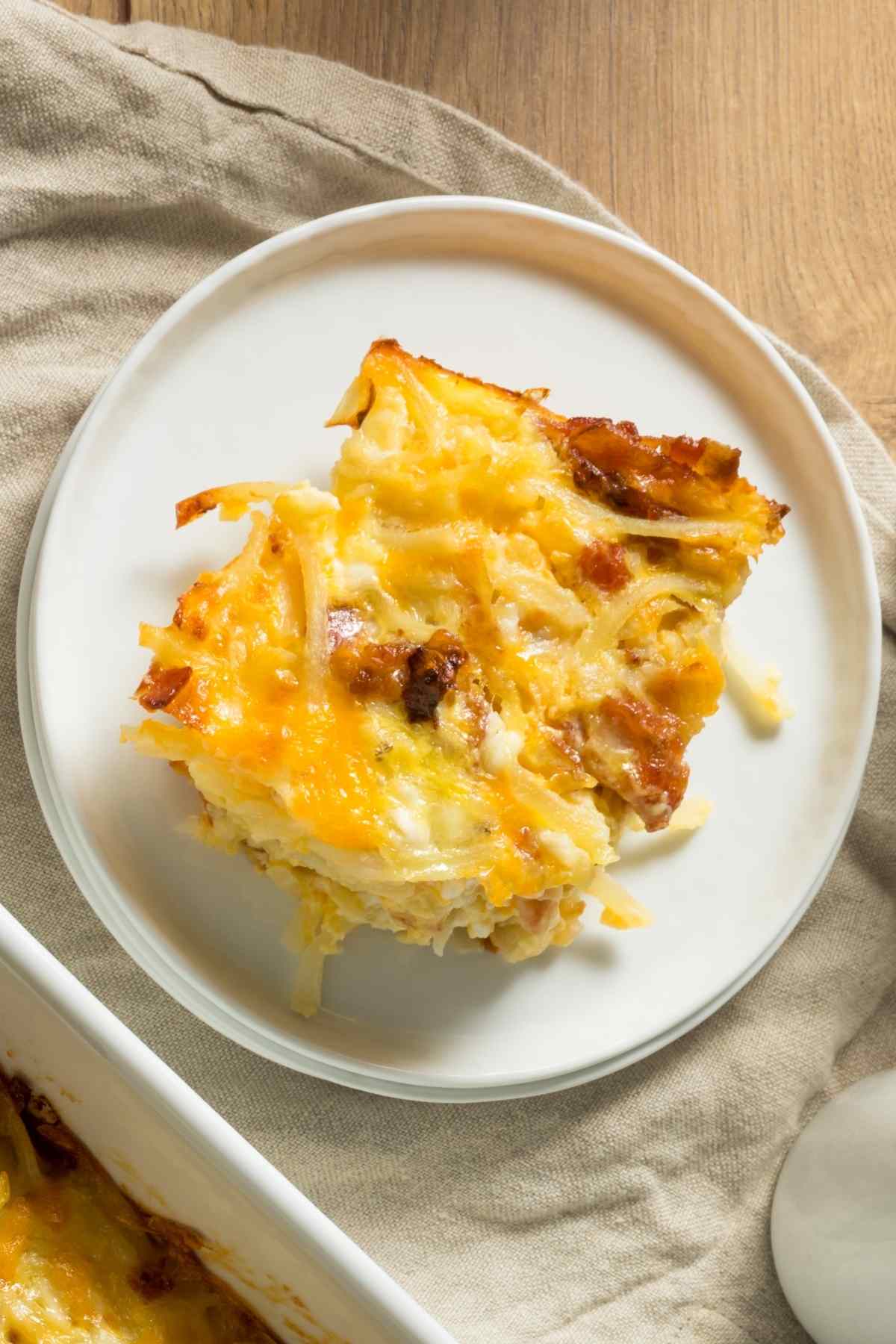 This breakfast potato casserole is ideal for weekend brunch and only takes about 40 minutes to make! Everyone will love it, including your kids.