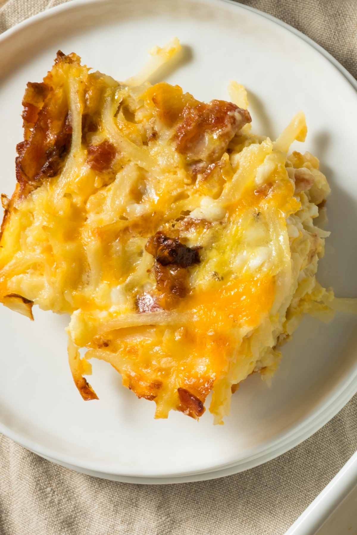 This breakfast potato casserole is ideal for weekend brunch and only takes about 40 minutes to make! Everyone will love it, including your kids.