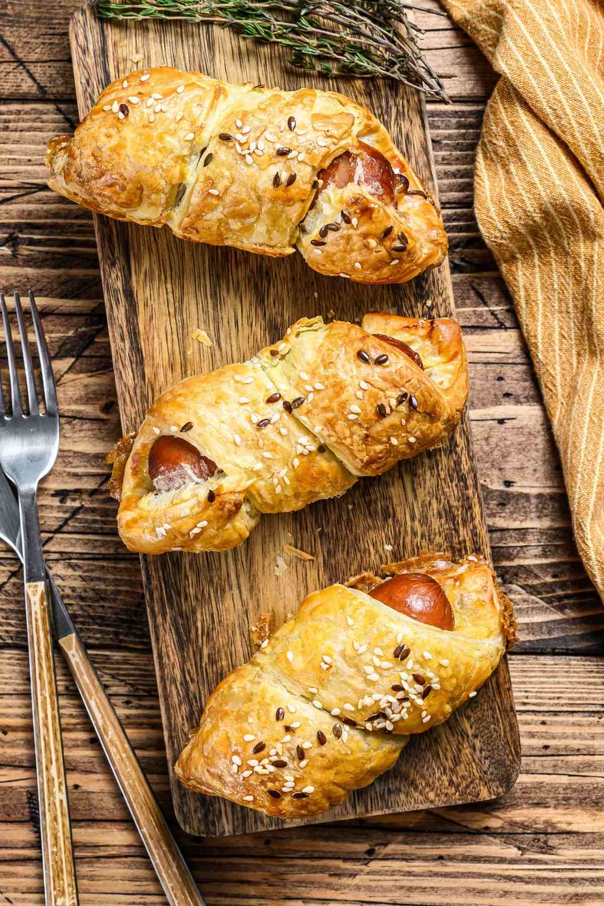 Pigs in a blanket have been a classic party food for decades. Made with store-bought crescent roll dough and cocktail sausages, they’re super easy to make.