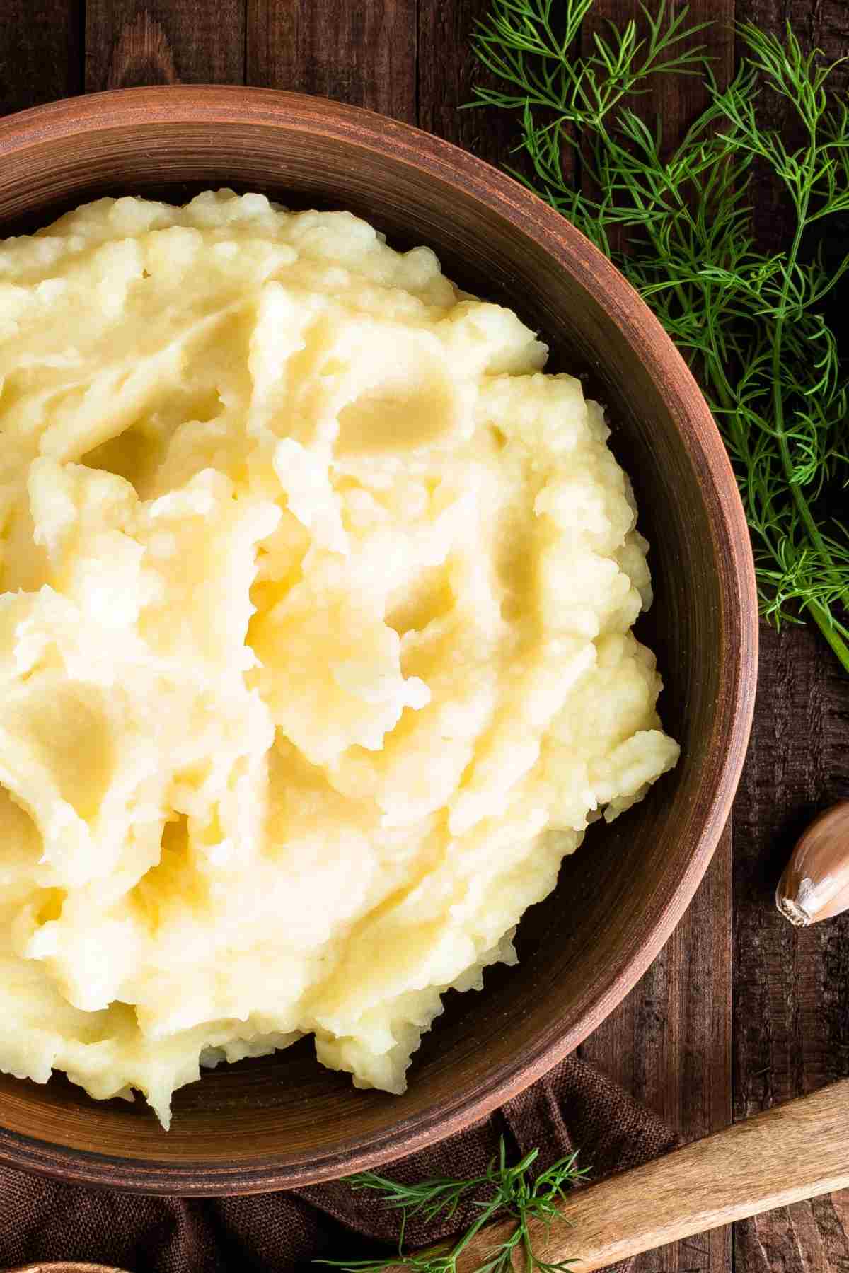 If you’re a fan of the mashed potatoes at Popeyes, this copycat recipe is just what you need. The mashed potatoes are light, fluffy, and full of delicious flavor.