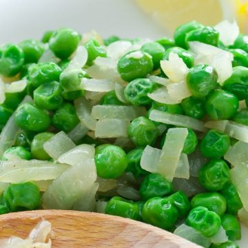 Transform a bag of frozen peas into a delicious side dish! For this recipe, you will need just a handful of basic ingredients, and it’s ready to eat in 25 minutes.