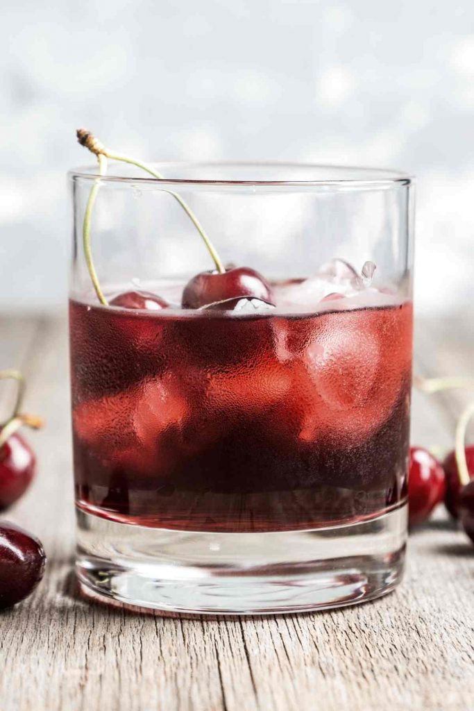 Take your mixology skills to the next level with these 9 easy smoked cocktails. Smoking a cocktail allows the flavors of different ingredients to blend together in an interesting way. The smoke leaves a trace, too, creating fun and fabulous new versions of your old favorites. These 9 easy smoked cocktails are delicious, smooth, and beautiful to look at, so let’s get mixing!