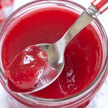 Treat your family to this delightful strawberry jello! It’s made with fresh strawberries, gelatin, lemon juice, and honey.