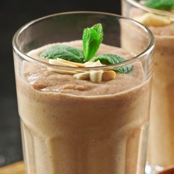 Low in carbs, healthy, and filling, keto smoothies can complement your workout regimen and help you fill up on healthy foods, so you don’t cave into a sugary snack.