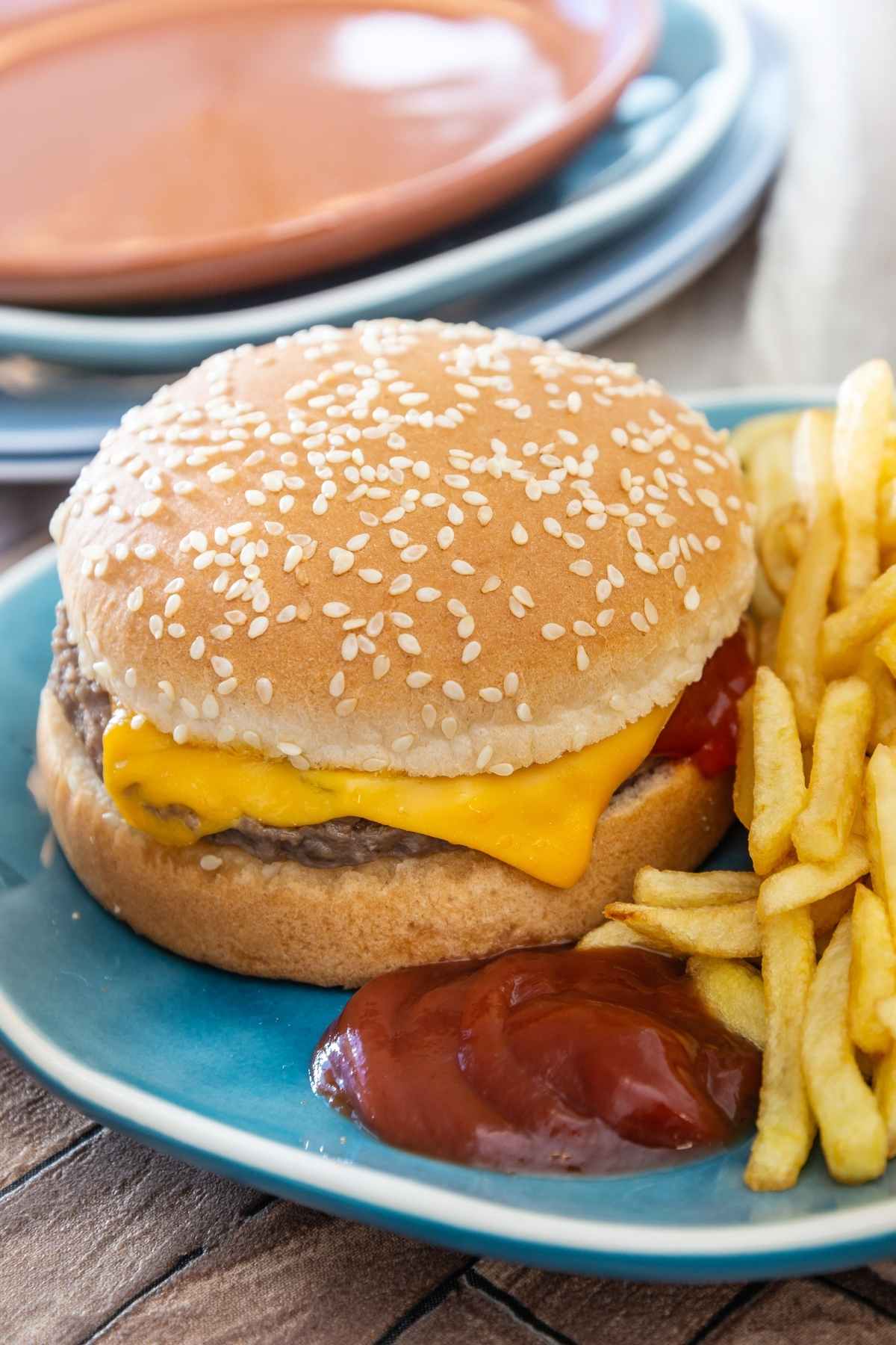 If you and your family enjoy the cheeseburgers at McDonald’s, this homemade copycat recipe is just what you need! It’s better than the cheeseburgers at the golden arches!