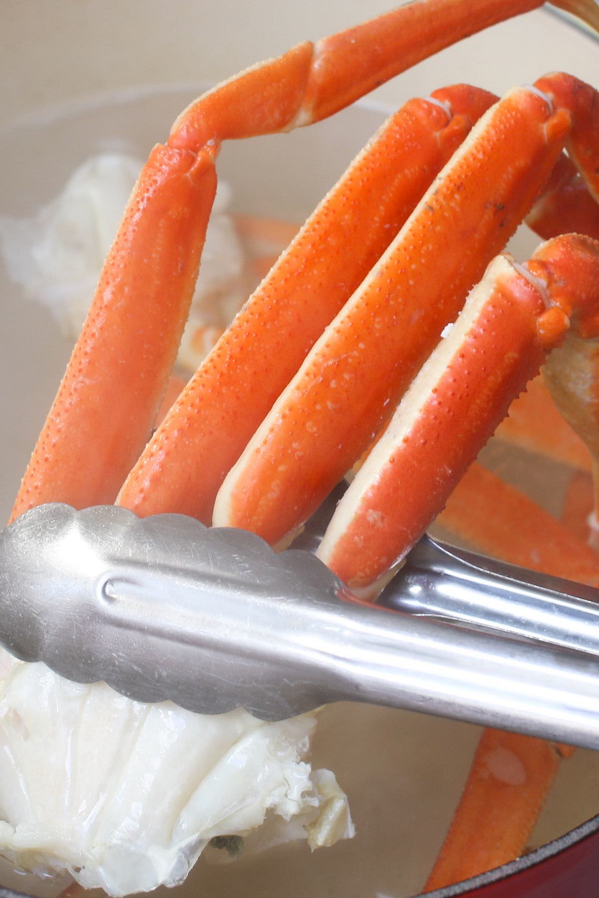 If you’re treating yourself to crab legs, you want to prepare them so they’re perfectly cooked. In today’s post we’re sharing some tips on how to boil crab legs as well as a simple recipe that takes just 10 minutes.