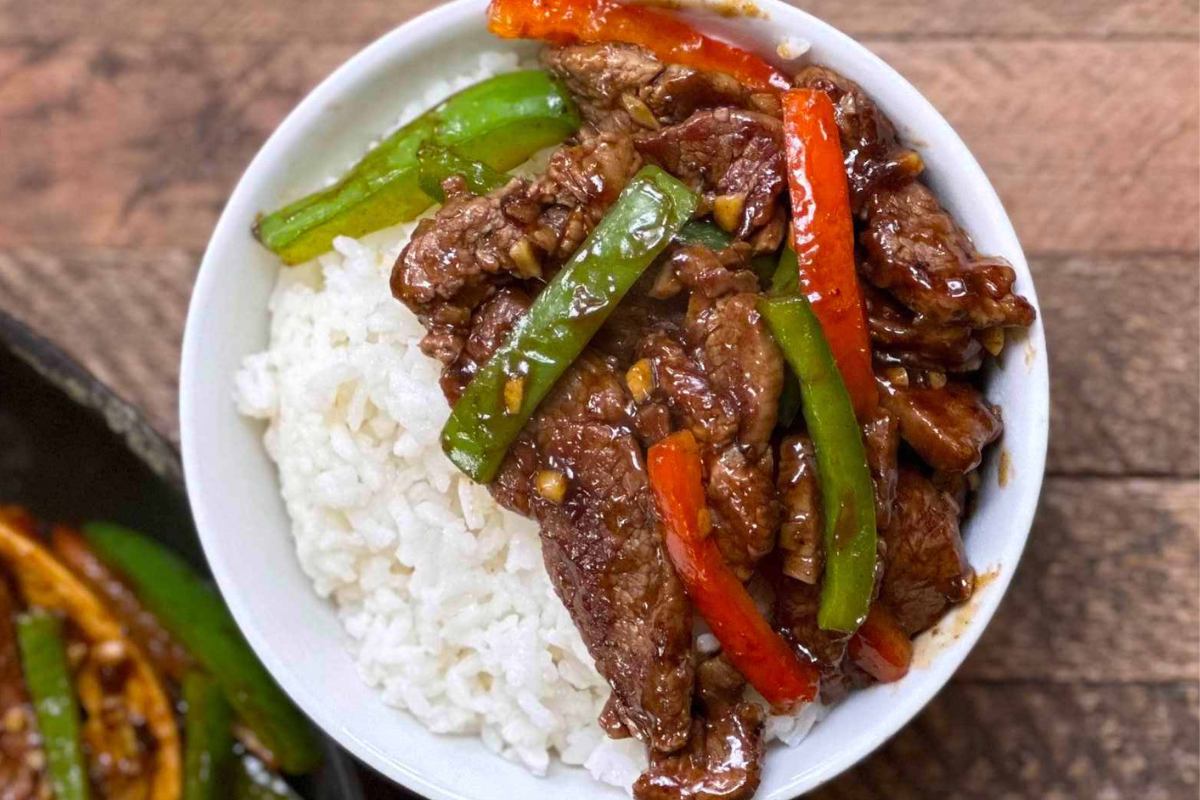 Quick and Easy Pepper Steak And Rice Recipe - IzzyCooking