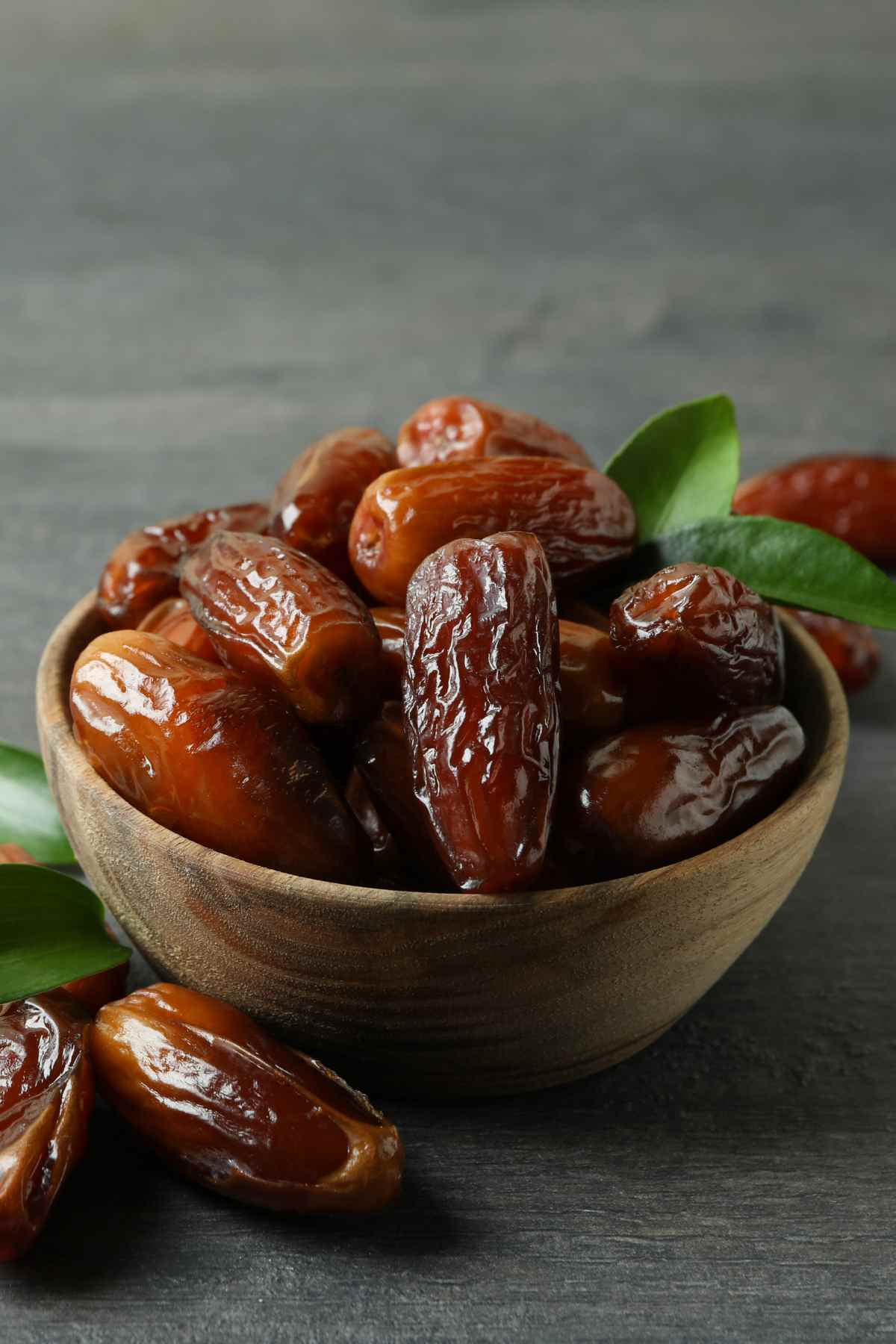 Are dates keto? Wondering if you can eat dates on the keto diet? In this post, we’ll explore the nutritional benefits of this fruit and determine its suitability for those trying to limit their carb intake. We’ll also share a keto-friendly way to enjoy dates without exceeding your daily carbohydrate quota, plus low-carb alternatives to this natural sweetener.