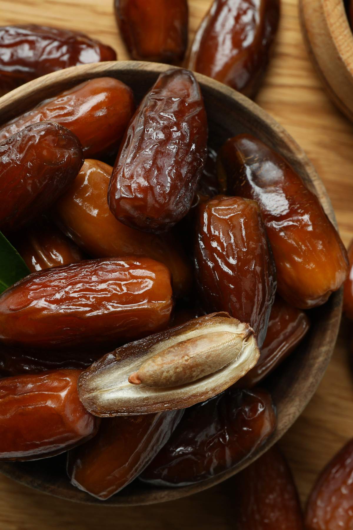 Are dates keto? Wondering if you can eat dates on the keto diet? In this post, we’ll explore the nutritional benefits of this fruit and determine its suitability for those trying to limit their carb intake. We’ll also share a keto-friendly way to enjoy dates without exceeding your daily carbohydrate quota, plus low-carb alternatives to this natural sweetener.