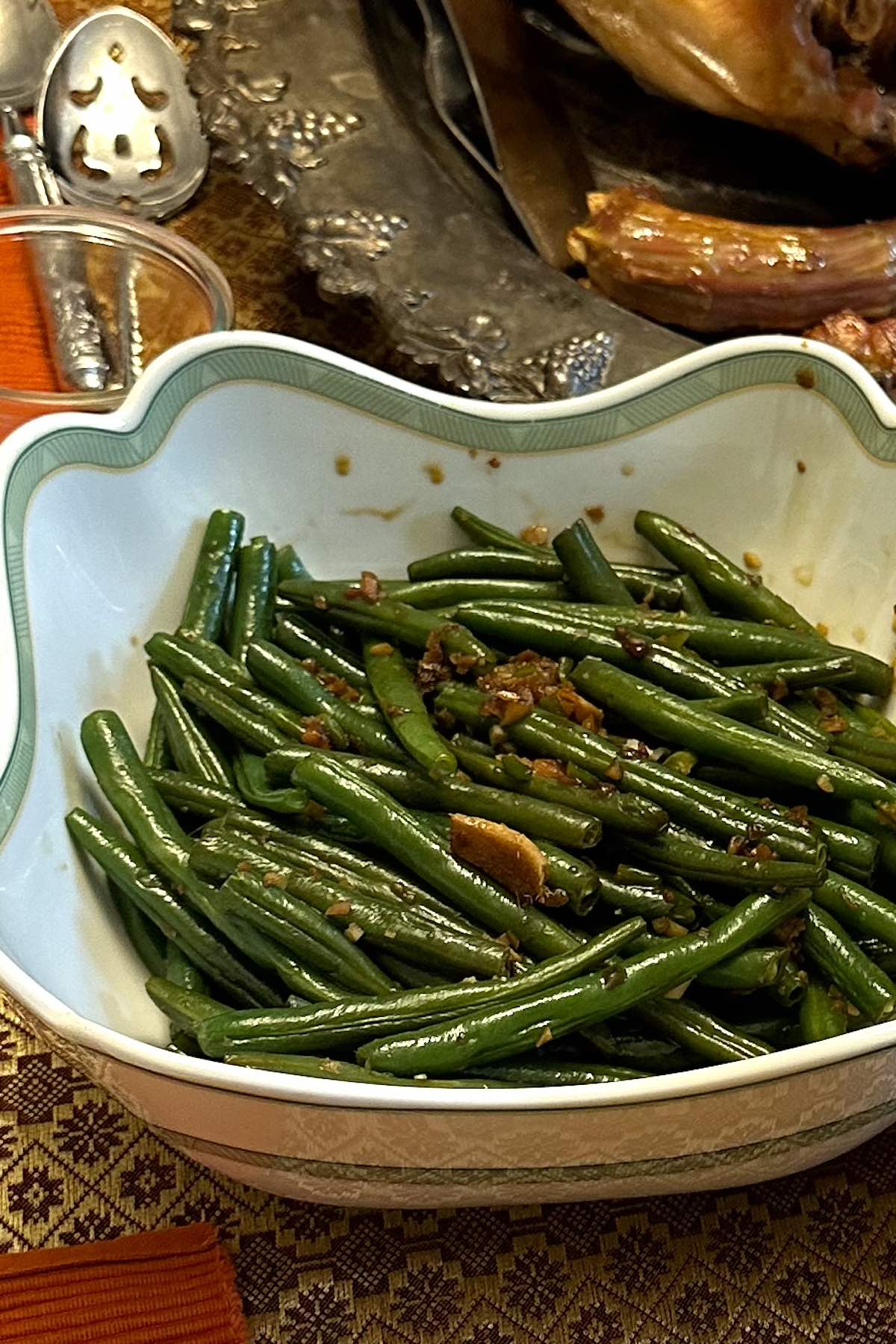 Skillet green beans in a large bowl on the table