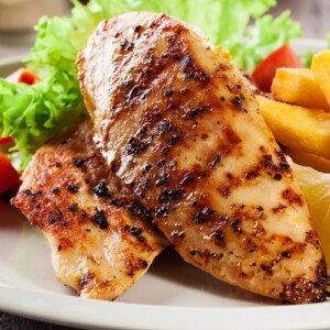 What’s the best Internal Temp for Grilled Chicken? What about the temperature of the grill? Knowing these two numbers will help you to get the most mouthwatering results. Here’s the ultimate guide for preparing the best grilled chicken at home!