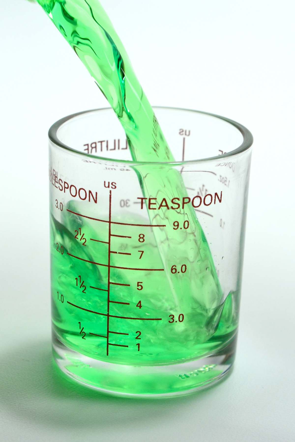 Ever wonder how many teaspoons are in 1/2 cup? Learn how to convert and calculate cups to teaspoons for recipes. Most volume measurements in the United States can break down into teaspoons, tablespoons, and cups. The correct amount of ingredients is important to make any dish, especially for baking.