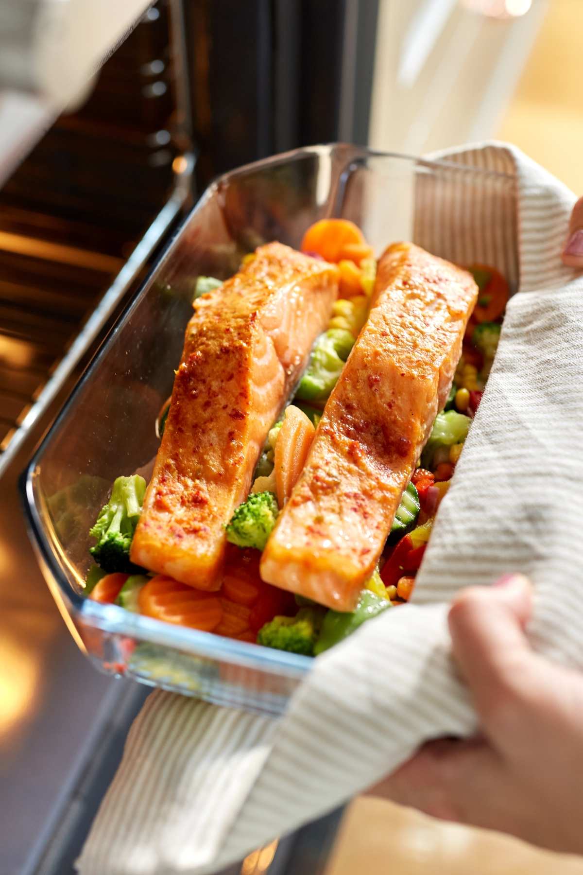 Ever wonder about the best Oven Temp to Keep Food Warm without drying out? When hosting a party, potluck, or large family gathering, you’ll need to keep food warm until your guests are ready to eat. An oven is a great tool for doing this, but how can you ensure you don’t end up overcooking the food?