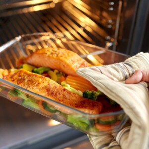 Ever wonder about the best Oven Temp to Keep Food Warm without drying out? When hosting a party, potluck, or large family gathering, you’ll need to keep food warm until your guests are ready to eat. An oven is a great tool for doing this, but how can you ensure you don’t end up overcooking the food?