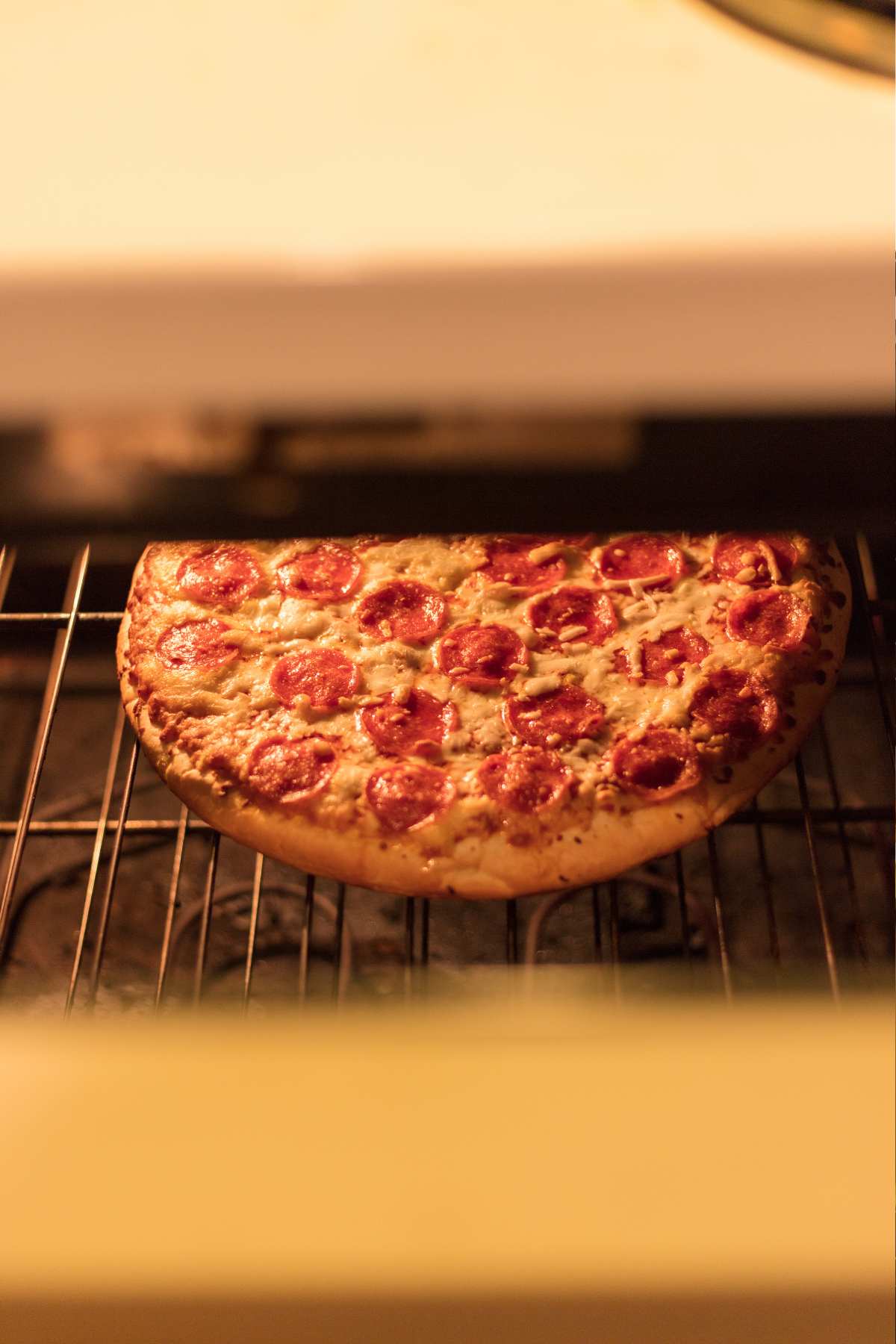 To make the best homemade pizza at home, it’s important to bake it at the correct temperature for the best results. If the oven is too hot, you could burn the pizza. If it’s too cold, it can get soggy. With the technique and Pizza Oven Temperature, you’ll be making pies that rival the ones at your favorite pizzeria! Plus, we’ll also share with you the best oven temperature to preheat pizza!