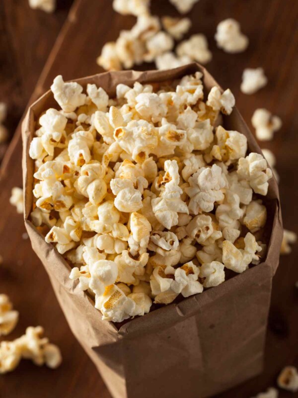 Is popcorn keto-friendly? How many net carbs are in popcorn? Not sure how many carbs are in popcorn or if it’s acceptable to eat on the keto diet or not, then you’ve come to the right place!