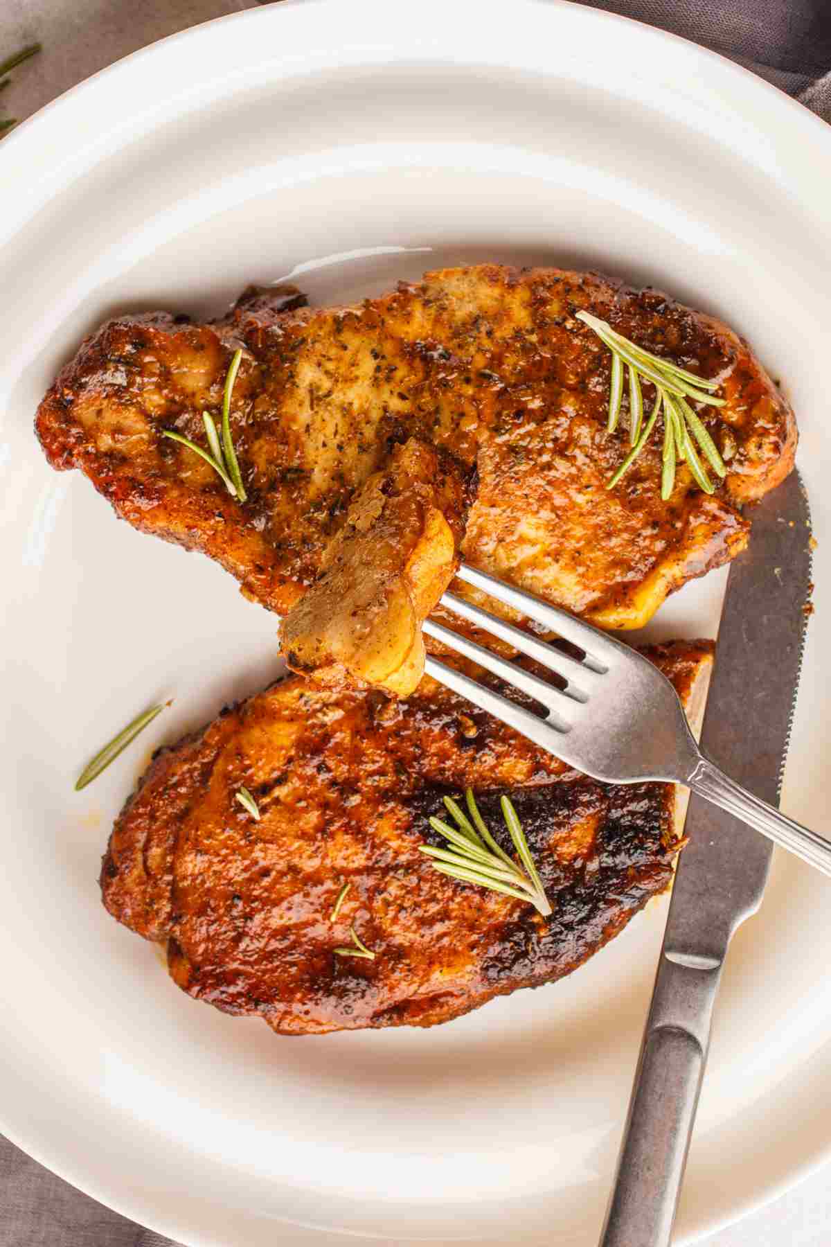 Ever wonder what’s the best Oven Temp for Pork Chops so that they are tender and juicy? Whether you’re cooking boneless or bone-in pork chops, the goal is for them to be as succulent and flavorful as possible. With the right oven temperature, your pork chops will be tender, tasty, and ready to be served with all your favorite side dishes.